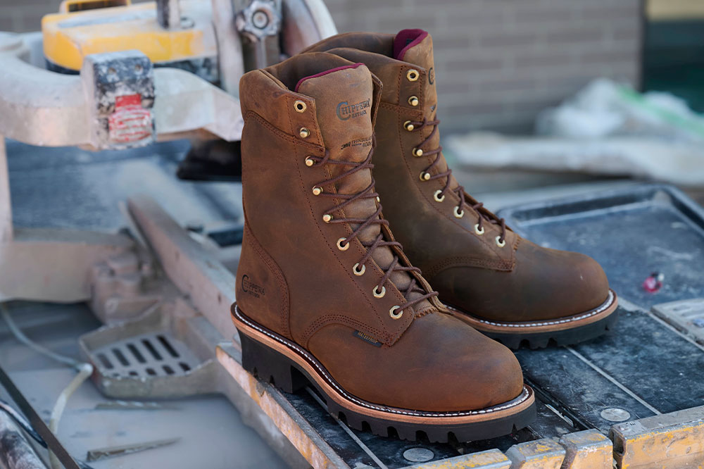 Las botas Logger con aislamiento con punta de acero impermeable Super Dna de 9" en color canela sobre metal.